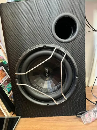 Subwoofer automotivo Bravox com caixa dutada