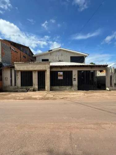 VENDO UMA CASA NA AV. TUPIS, 561 BEIROL, MEDINDO 15X25 COM 2 PAVIMENTOS.
