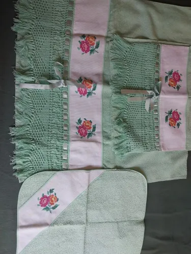 Conjunto de toalha de banho, rosto e tapete bordados e crochê NOVOS