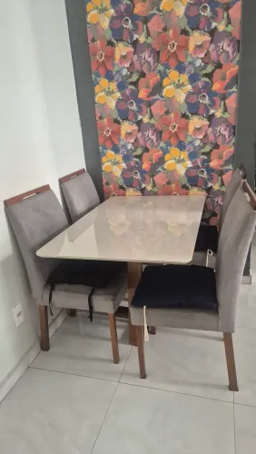 Mesa com 4 cadeiras