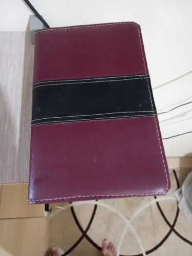 Vende se uma bíblia de letras grandes 