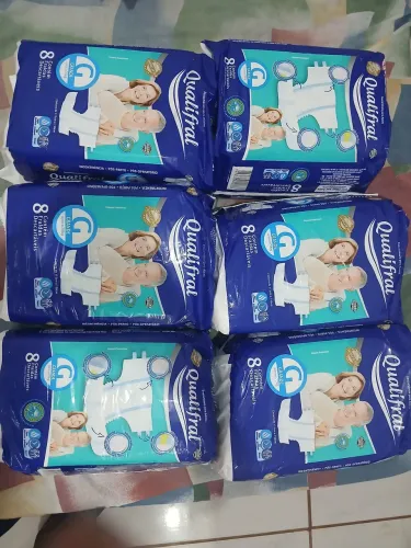 6 pacotes de Fraldas descartaveis Qualifral com 8 unidades cada