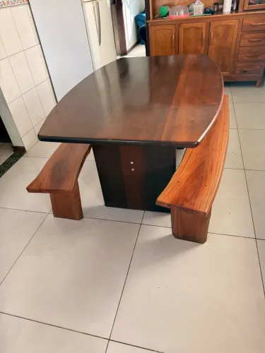 Mesa com 2 bancos de canela preta madeira maciça