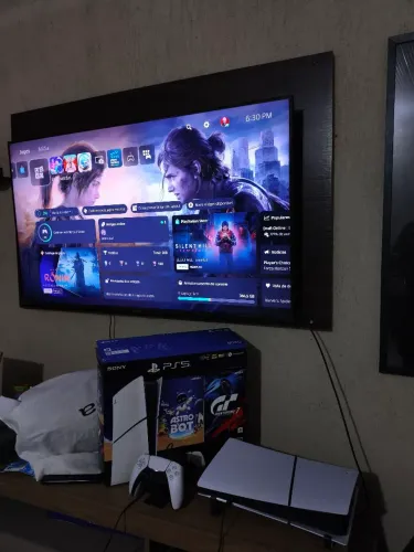 Ps5 Slim 826gb,muito novo com caixa e tudo,10 meses de uso,um controle