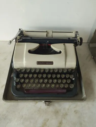 Máquina de datilografia antiga