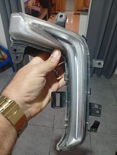 Vendo um par de piscas mais um lateral da parte esquerda da nova Tracker 2023