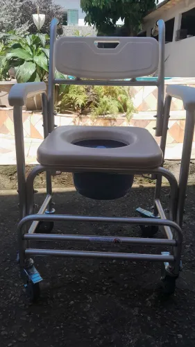 Cadeira de banho nova.de alumínio com comadre e acento almofadada e com freio nas 4 rodas.