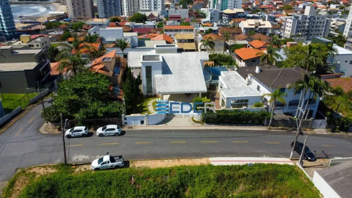 Mansão de Luxo na Praia Central com Piscina e Espaço Gourmet