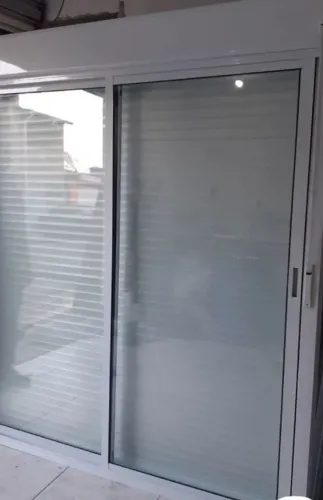 Porta balcão Branca com persiana manual - 2.20 (largura)