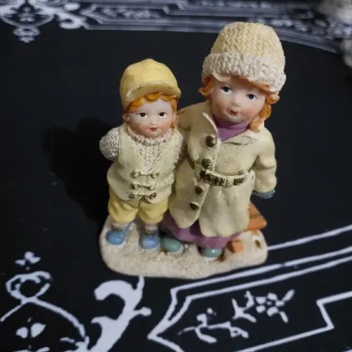 Miniatura Vintage de Crianças em Resina - Decoração Delicada e Fofa