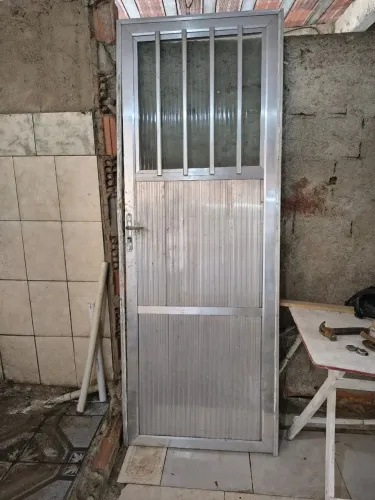 Portas alumínio 350 . Porta de ferro 200