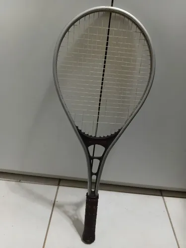Raquete de tênis antiga