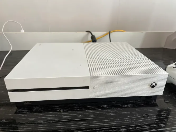 Xbox One s de 1TB usado com 01 controle