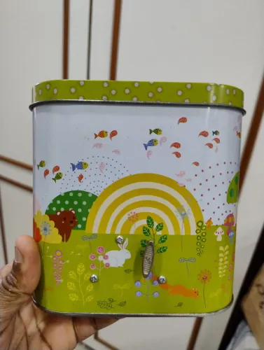 Lata decorativa com função de caixa de música