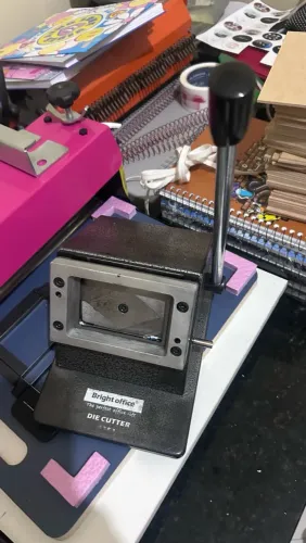 Máquina de cortar cartão com defeito
