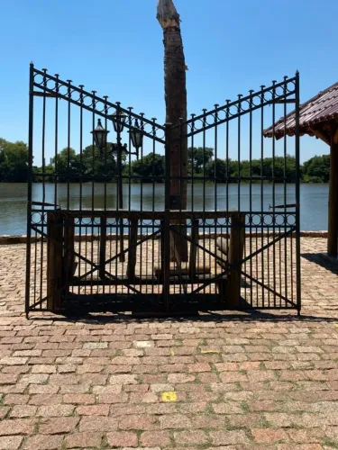 ?PORTÃO  ANTIGO ORIGINAL DE  FERRO  MACIÇO REBITADO?