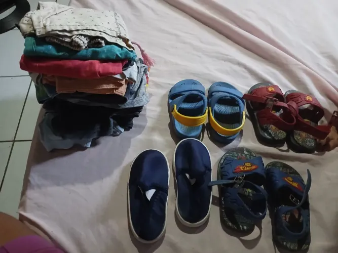 Doação de roupas e sapatos infantis menino 