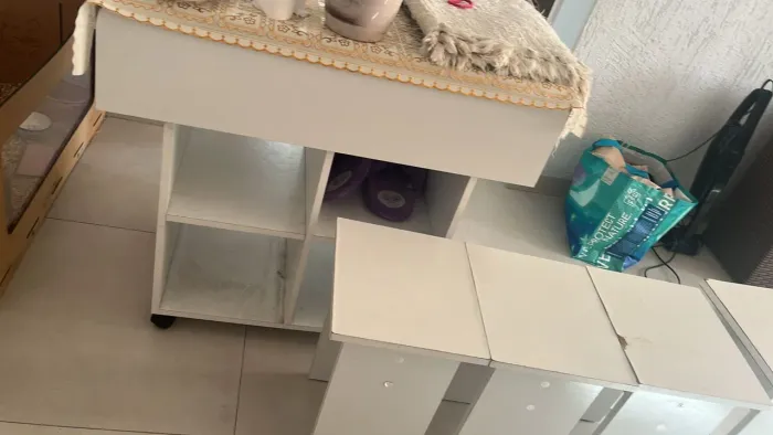 Mesa pequena dobrável com rodinhas acompanha 2 banquetas