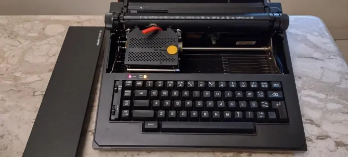 Máquina De Escrever Olivetti Praxis 20