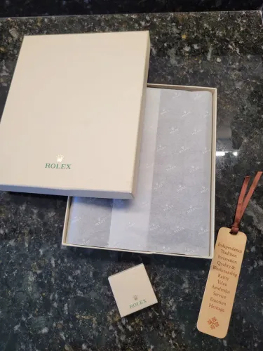 Caderno Rolex em Couro com Caneta Caran D'Ache + Pin Rolex + Marca Página Patek Philippe