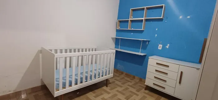 Kit com berço, armário, guarda roupa e estante 
