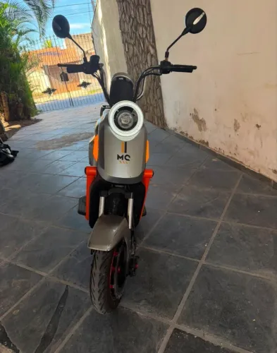 Scooter Elétrica MC (estilo Niu UQi) - bateria removível, farol LED