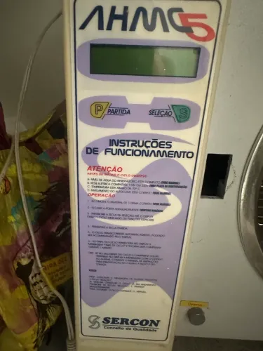 Esta autoclave é um modelo Sercon AHMC 21L, projetado para esterilização por vapor.