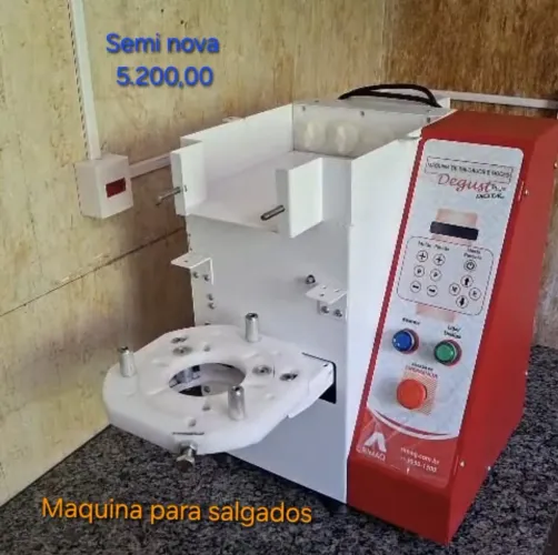 Maquina de salgados e doces pouco uso completa digital