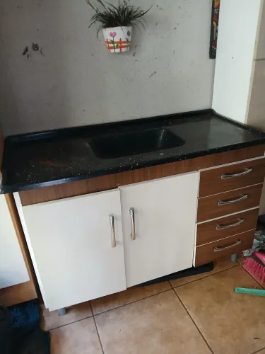 Pia de cozinha e tampa de cozinha junto