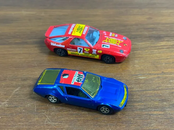 Lote com 2 Miniaturas de Carros Escala 1:43