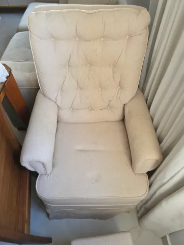 Vendo poltrona de amamentação com balanço acompanha puff