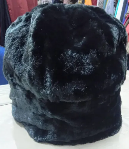 Chapêu de péle sintética e gola.