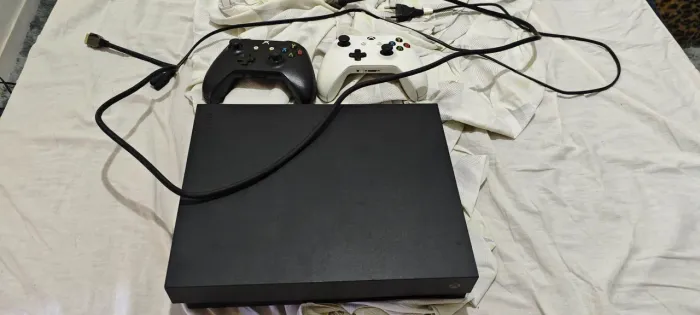 XBOX ONE X 1TB 2 CONTROLES E JOGOS MÍDIA FÍSICA +4 pilhas recarregáveis 