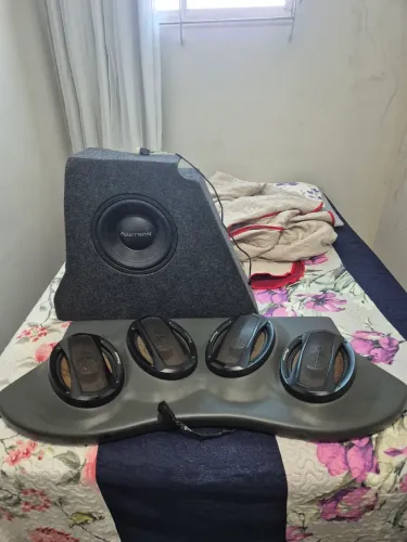 Som sob medida pra gol com 4 flash pioneer 150w e um caixa com sub de 8 polegadas