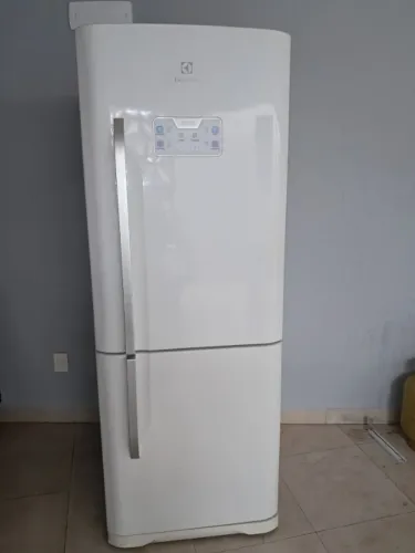 Refrigerador Eletrolux 410 litros, com frezer na parte inferior.