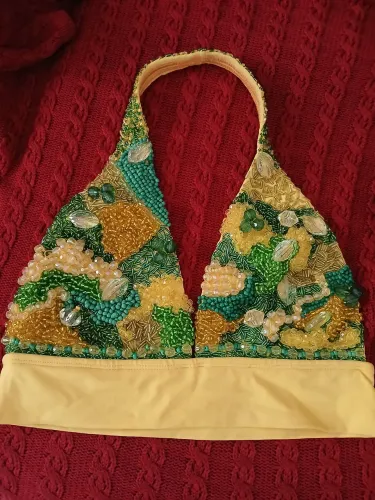 Top Feminino com pedrarias coloridas