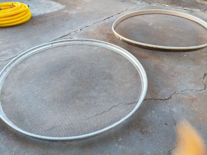 Peneira de metal galvanizado com aro reforçado