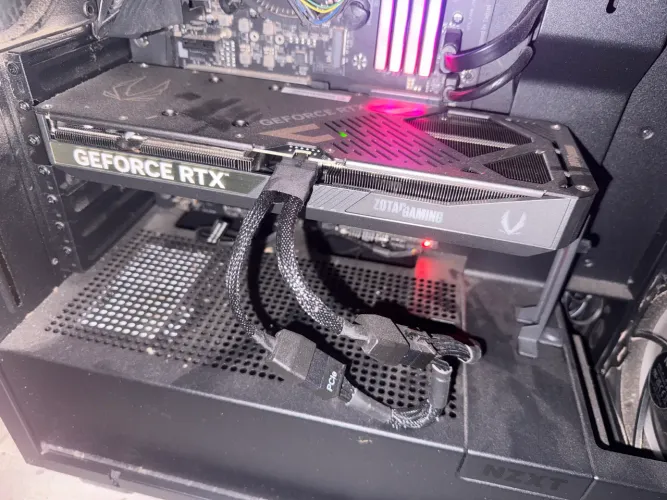 RTX 5070 ZOTAC 12GB VRAM (1 ano de uso)