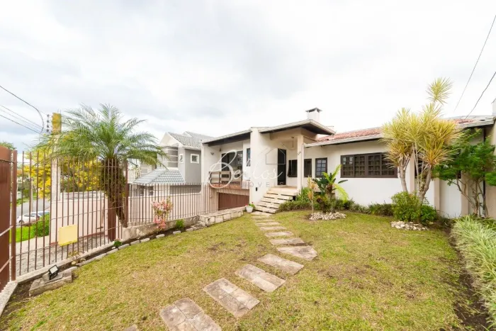 Aluguel - Ampla Casa em Alvenaria - Bairro Uberaba - BELLOS IMÓVEIS