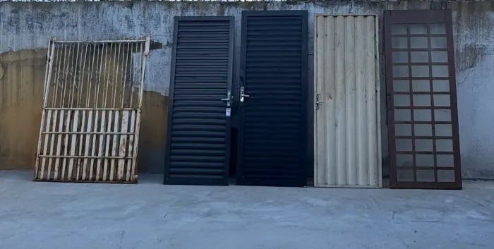 Portão e portas de aço