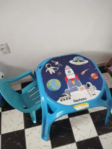 Mesa e cadeira infantil nova