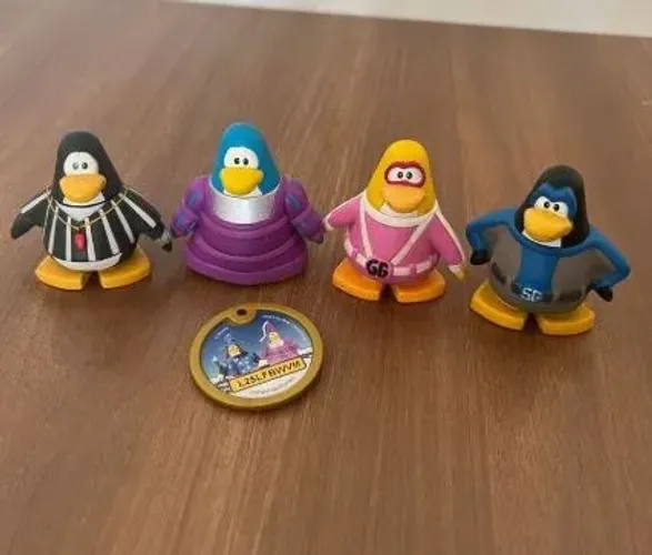 Kit 4 bonecos Club Penguin + Moeda