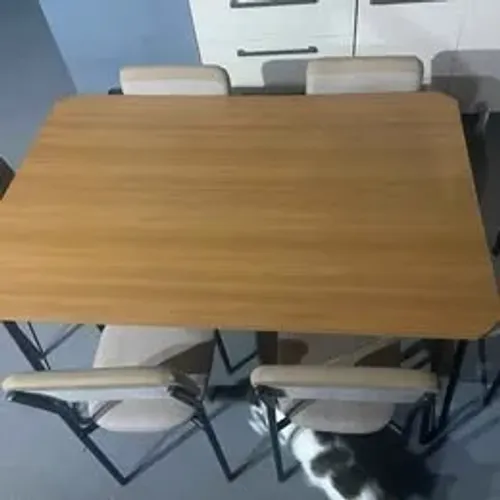 Mesa de madeira com 6 cadeiras - estrutura em aço