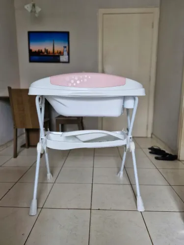 Banheira de bebê com suporte