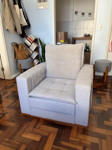 Poltrona de Linho Cinza com Base de Madeira, Semi Nova