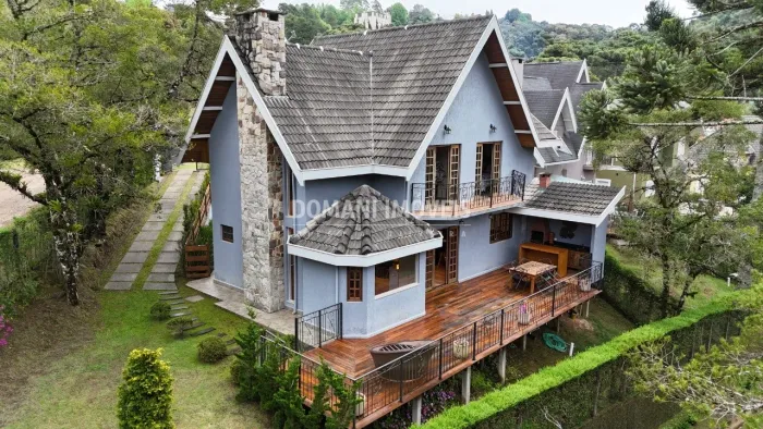 Charmoso Sobrado em Estilo de Montanha à Venda na Região da Vila Inglesa