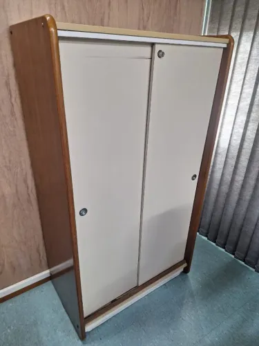 Armário c/ duas portas e prateleiras cor bege