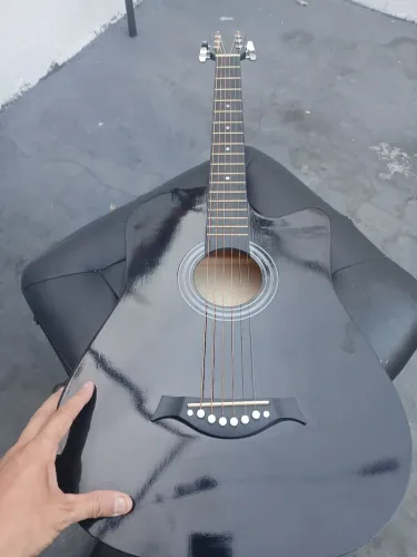 Violão acústico não é elétrico não cordas de aço e so 2 meses se uso não me apitei