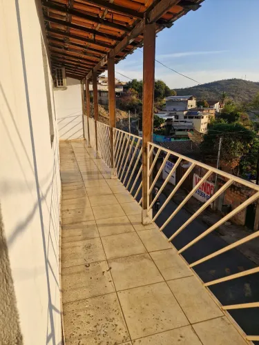 Alugo apartamento sobre lojas