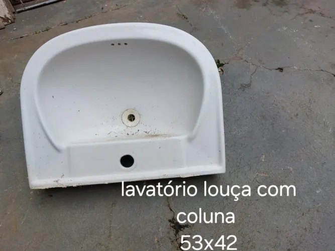 Lavatório branco com coluna (somente retirada)